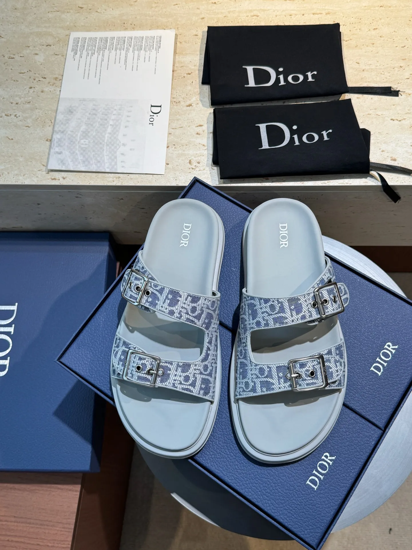 Factory price: 320💰Djia Aqua men's slippers and sandals, Dior's Aqua sandals are elegant and casual. The cross-strap design is reinterpreted in CD Diamond canvas, inspired by the brand's archives. Finished with a branded logo and tonal notch sole, they can be worn easily with shorts or jeans for a sophisticated look. Size:39-44(38 45 customized)